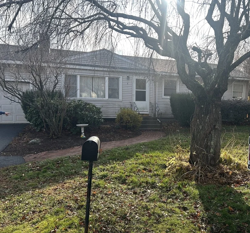 4 Meadowview Ln, Milford