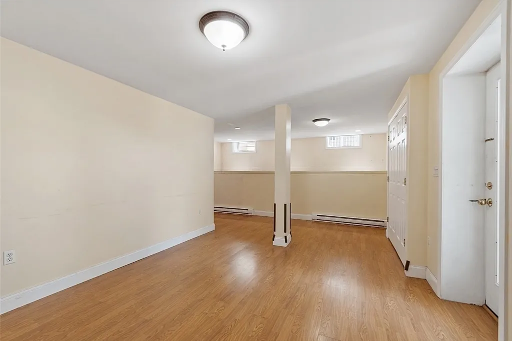 61 Western Ave, Gloucester