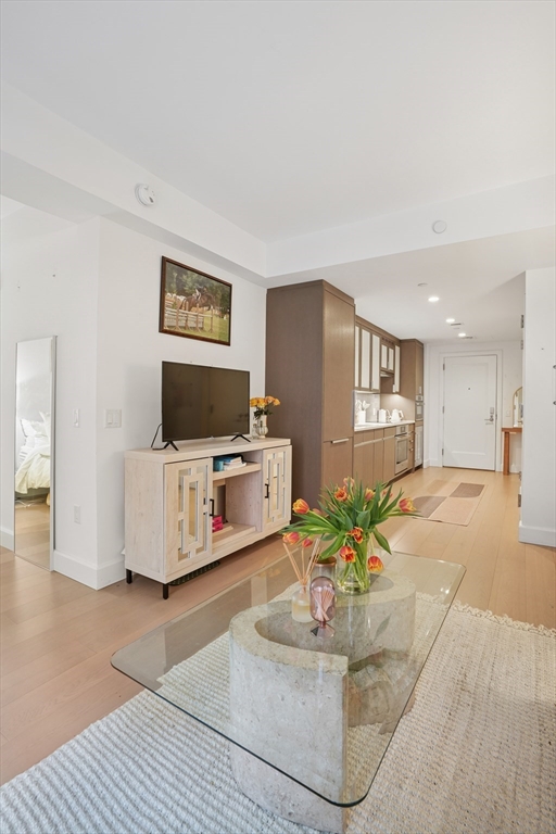 100 Lovejoy Wharf, Waterfront