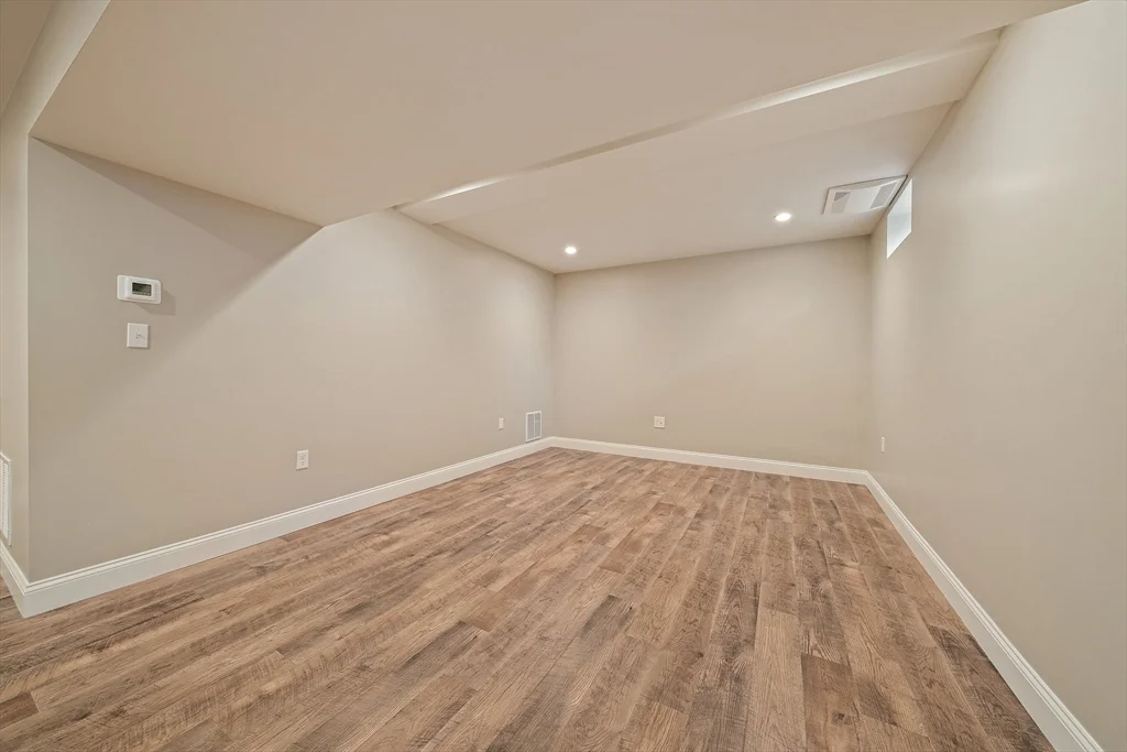 15 Lakeview Ave, Waltham