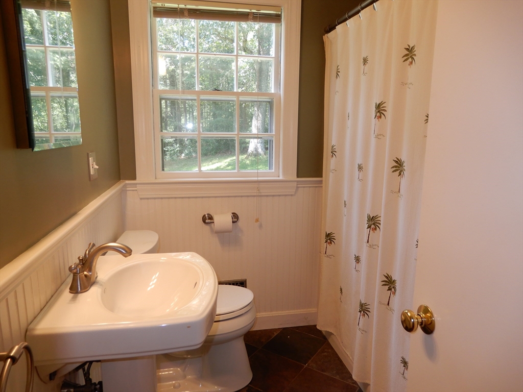 9 Fleetwood Dr, Norfolk