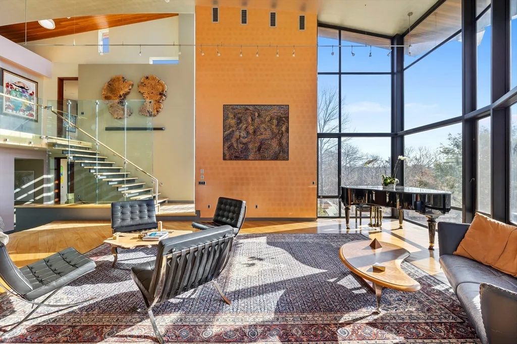 370 Summer St, Manchester