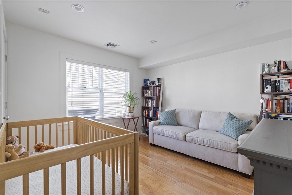 33 Middle St, South Boston