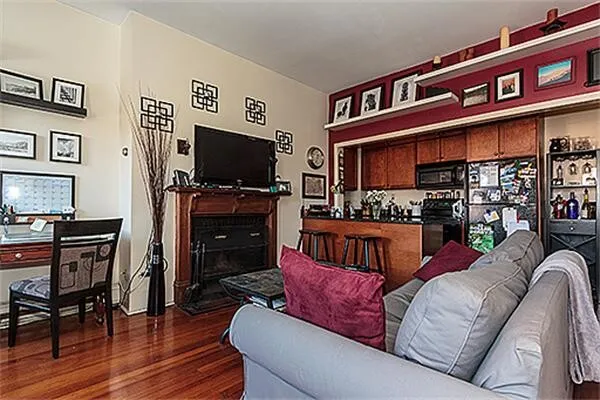 591 Beacon St, Fenway