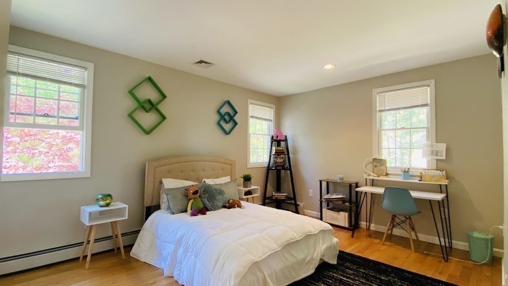 29 Burke Ln, Wellesley