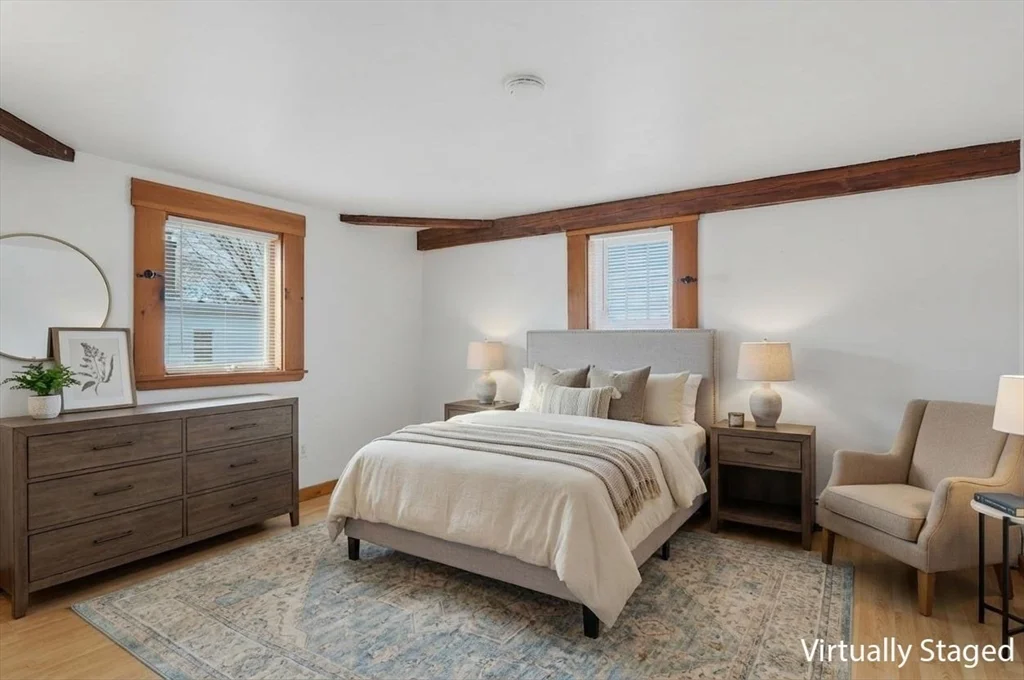 92 Main St, Hopkinton