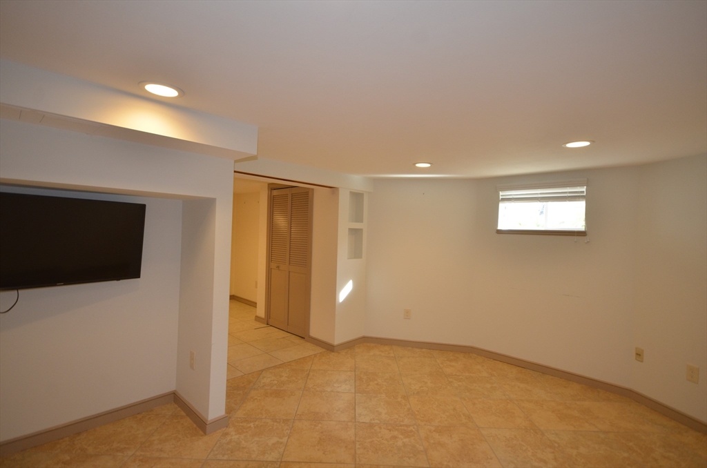 18 Benton Rd, Medford