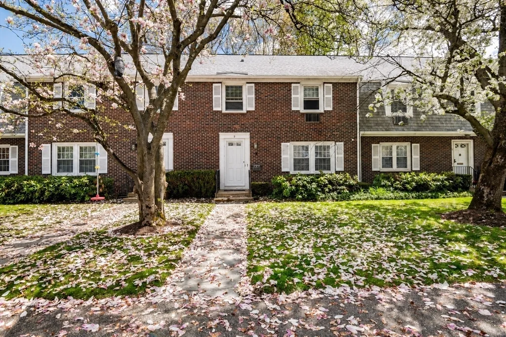 9 Town House Dr, Newtonville