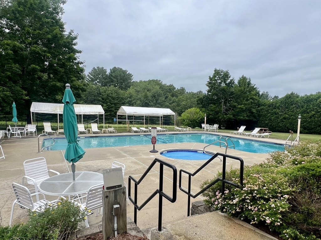 8 Stonegate Ln, Bedford