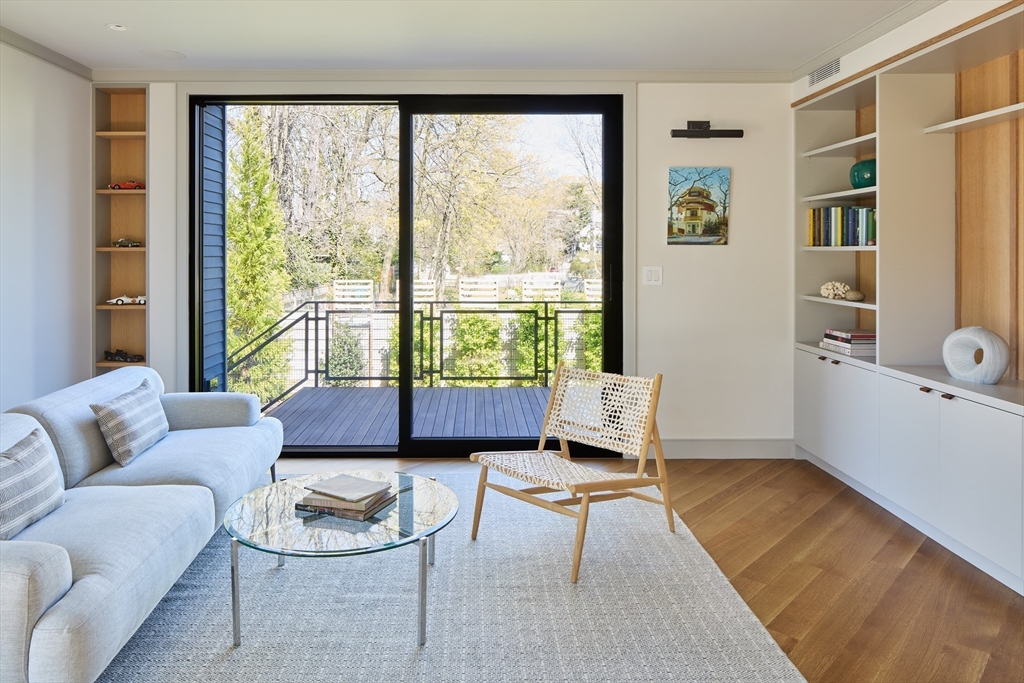 201.5 Lakeview Ave, West Cambridge