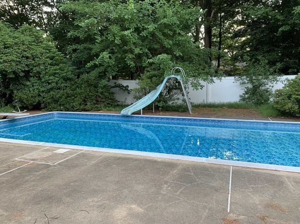 8 Castle Rd, Wayland