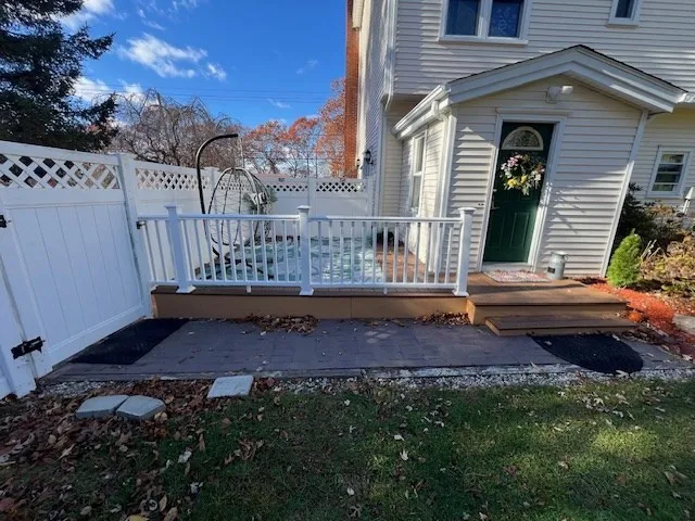 1657 Meridian St, Fall River