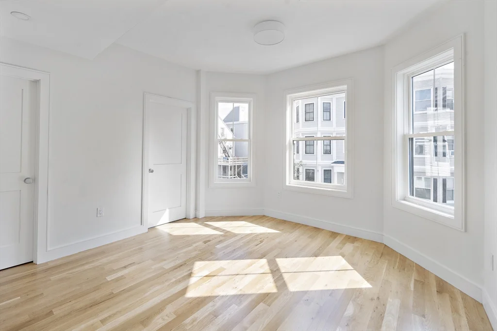 298 Maverick St, East Boston