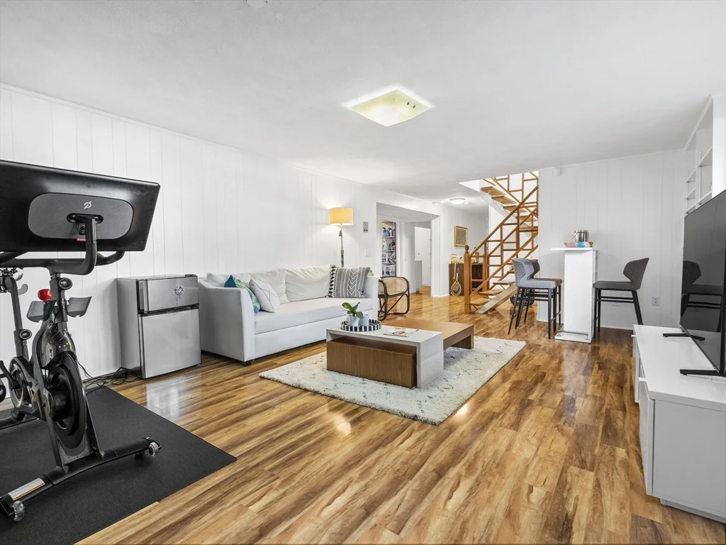 6 Nelson Dr, Chestnut Hill
