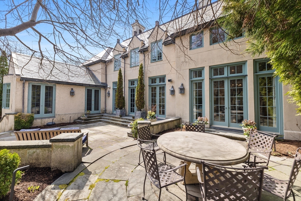 120 Cabot St, Chestnut Hill