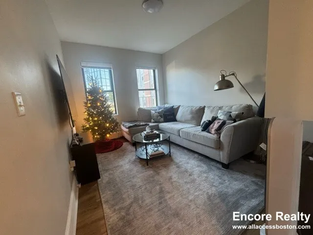 833 Beacon St, Fenway