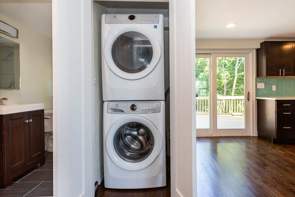 77 Rock Glen, Medford