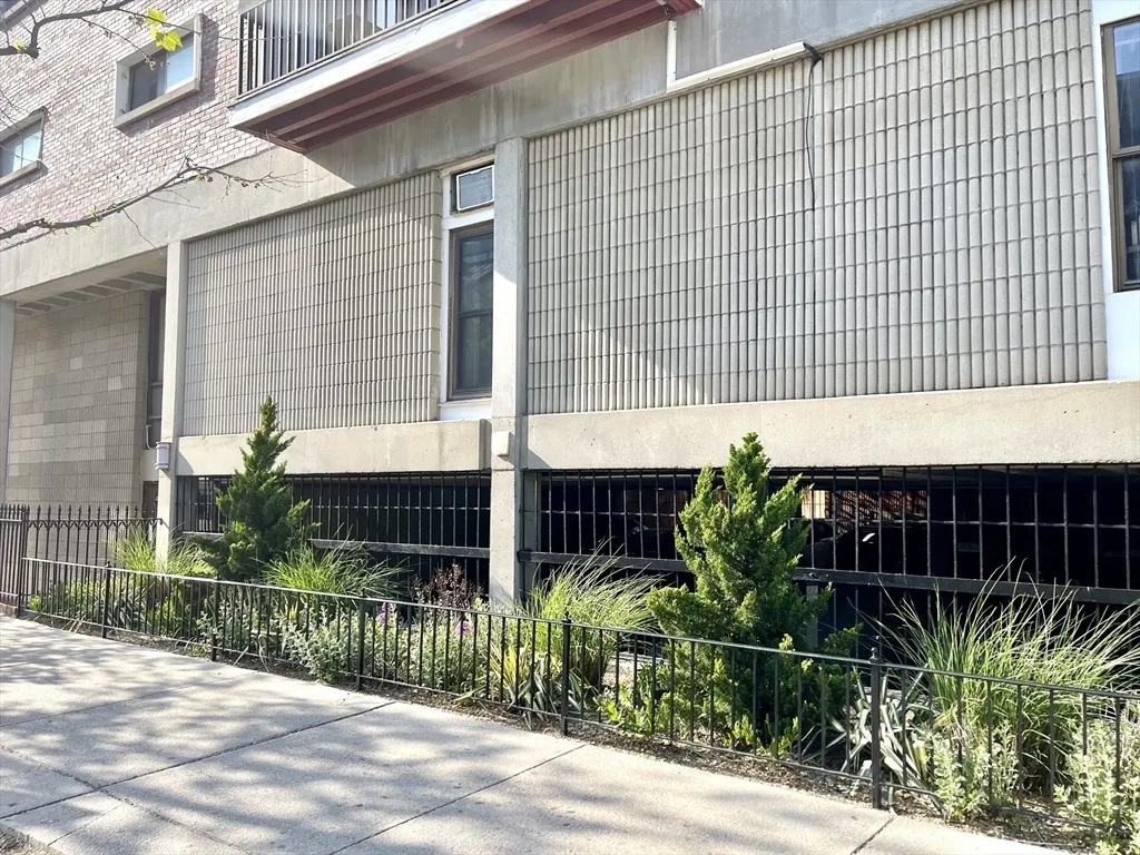 1643 Cambridge St, Mid-Cambridge