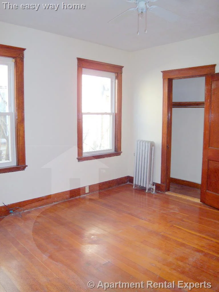 40 Kenmere Rd, Medford Square