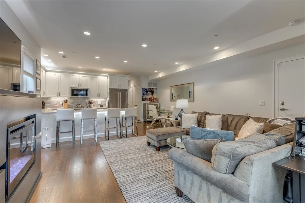 141 W 6th St, South Boston
