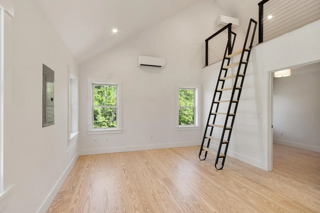 29 Pigeon Hill St, Rockport