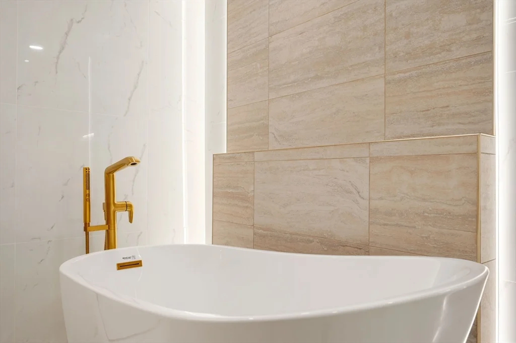 75-83 Cambridge Pkwa, Cambridgeport