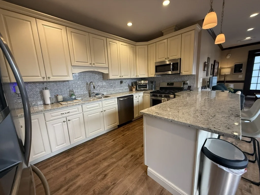 6 Main St Ext, Downtown