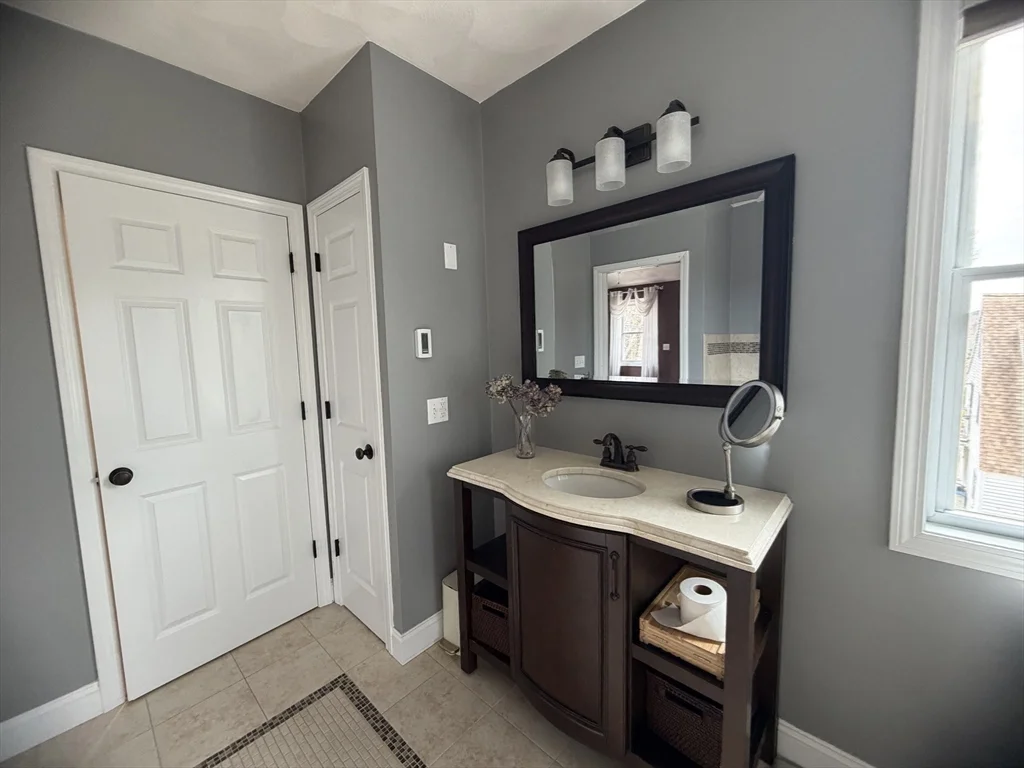 81 N Main St, North Bellingham