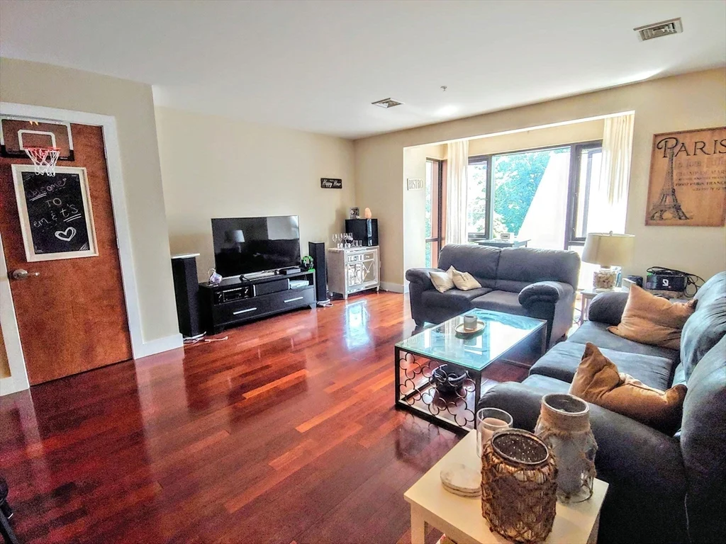 533 Cambridge St, Oak Square