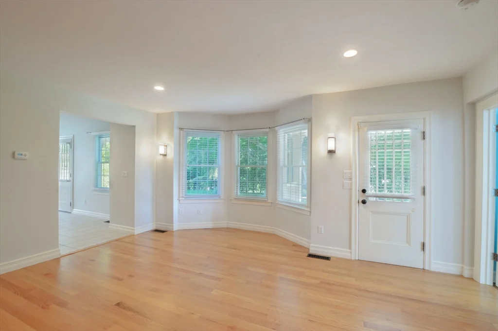 66 Tucker Ln, Dartmouth