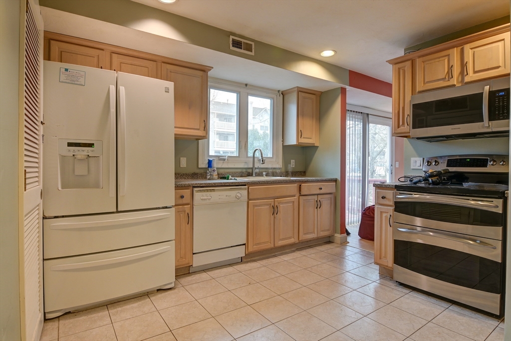 3 bed, 2 bath apartment for rent at 31 Westford St Unit 31, Quincy — photo 1 of 19