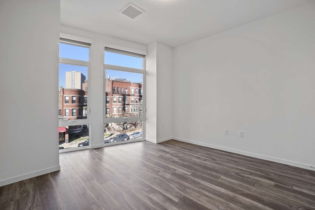 325 Snell, Fall River