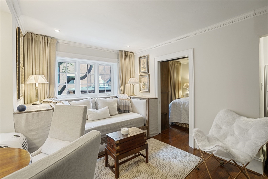 9 Willow St, Beacon Hill