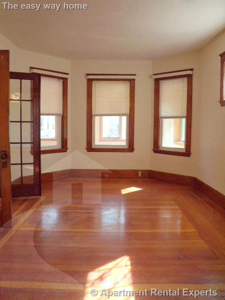 40 Kenmere Rd, Medford Square