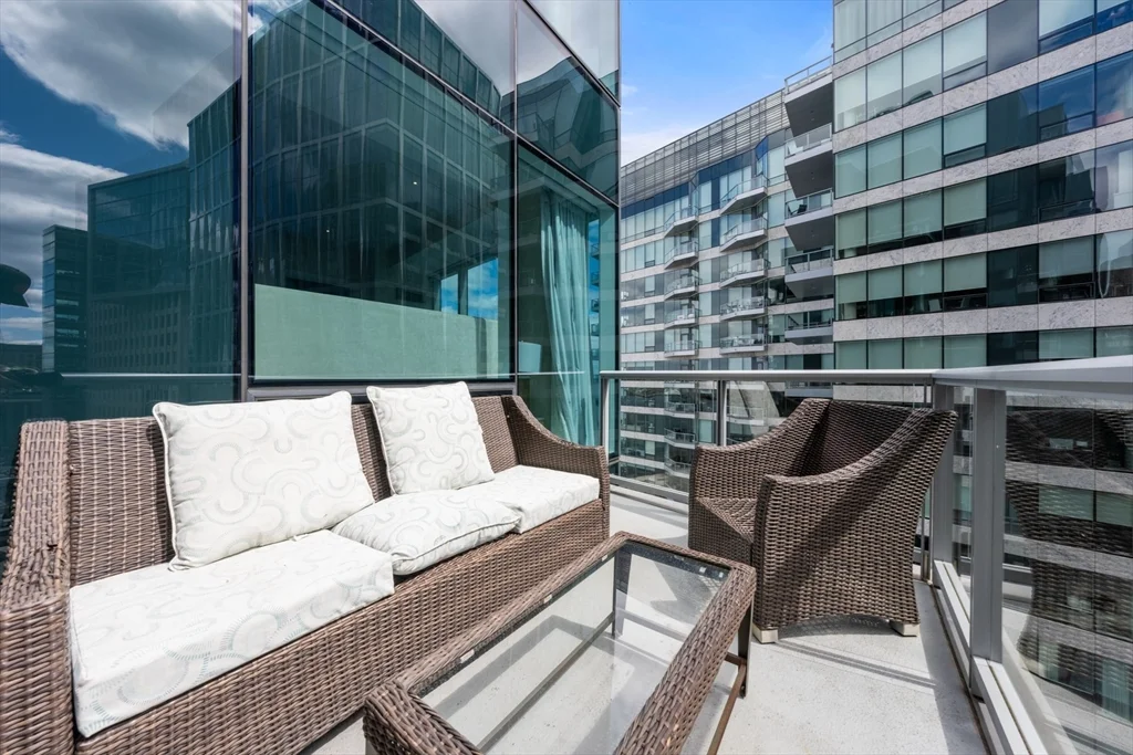 22 Liberty Dr, Seaport District
