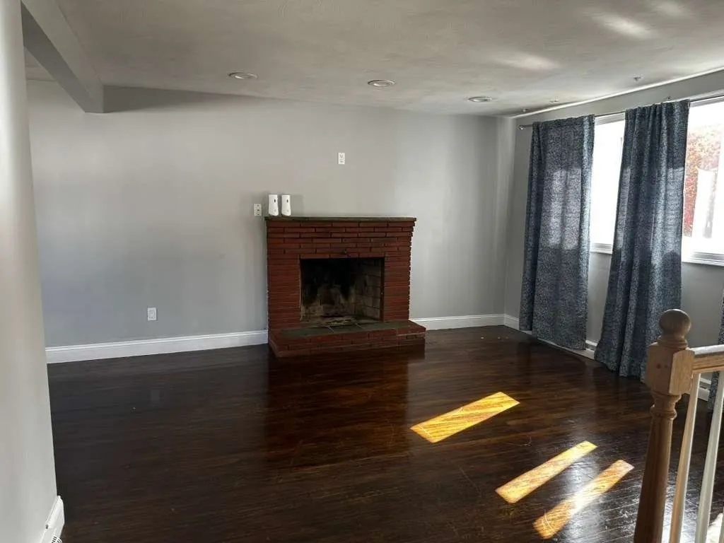 63 Mcgarvey Rd, Stoughton