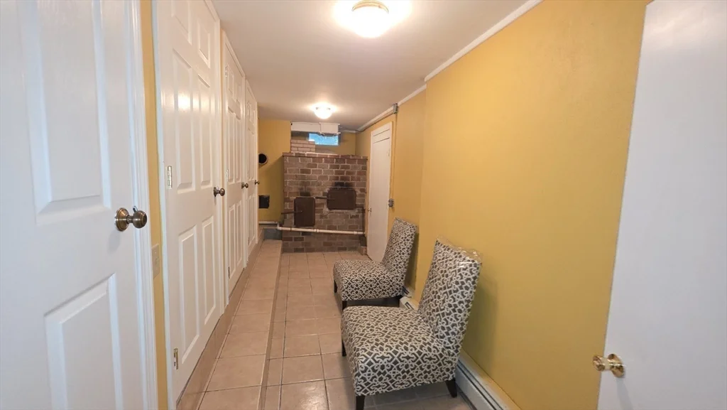 85 Burlingame, Charlton