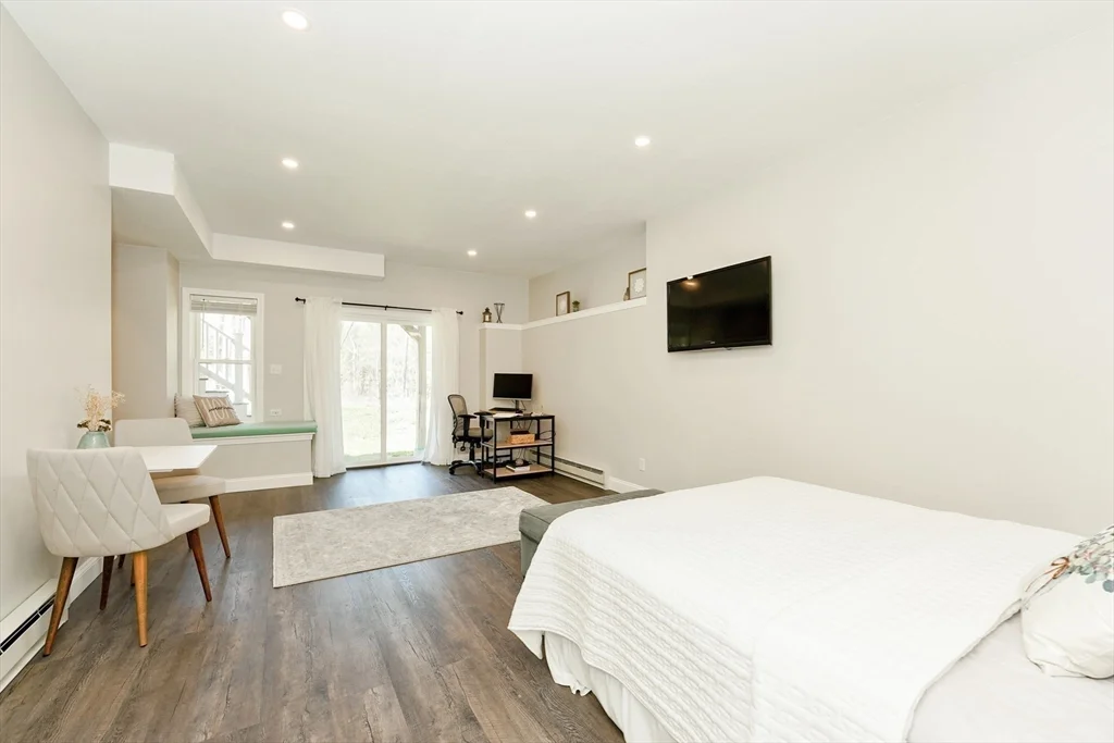 18 Cleary Cir, Norfolk