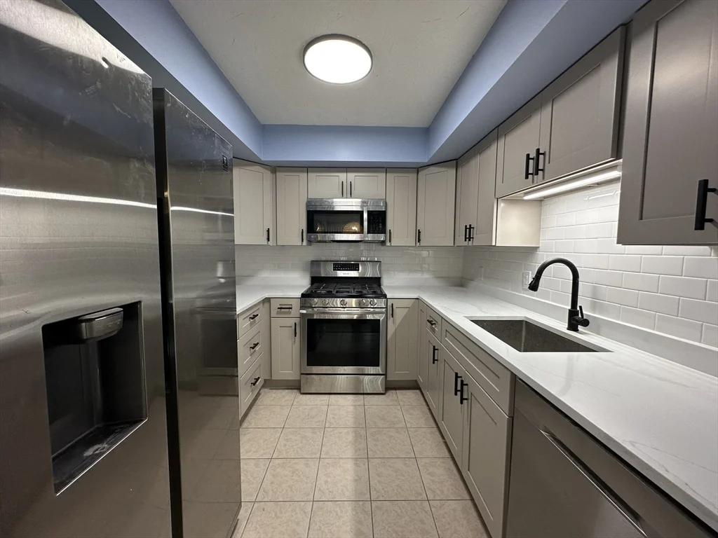 79 Greenbrook Dr, Stoughton