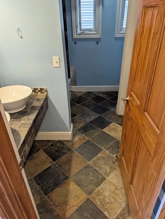 176 Hillside St, Mission Hill