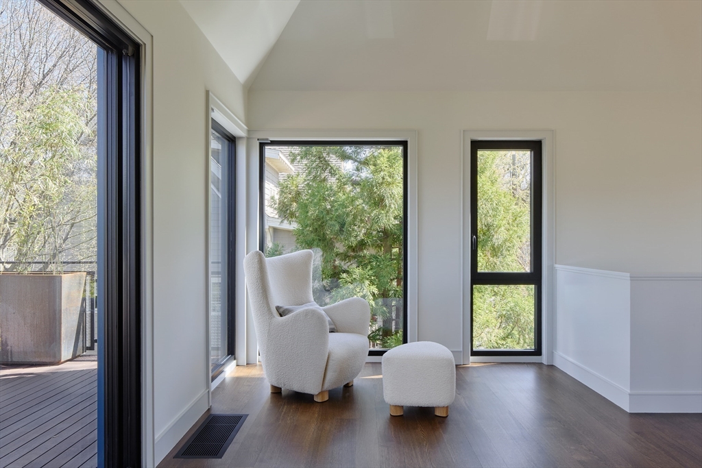 201.5 Lakeview Ave, West Cambridge