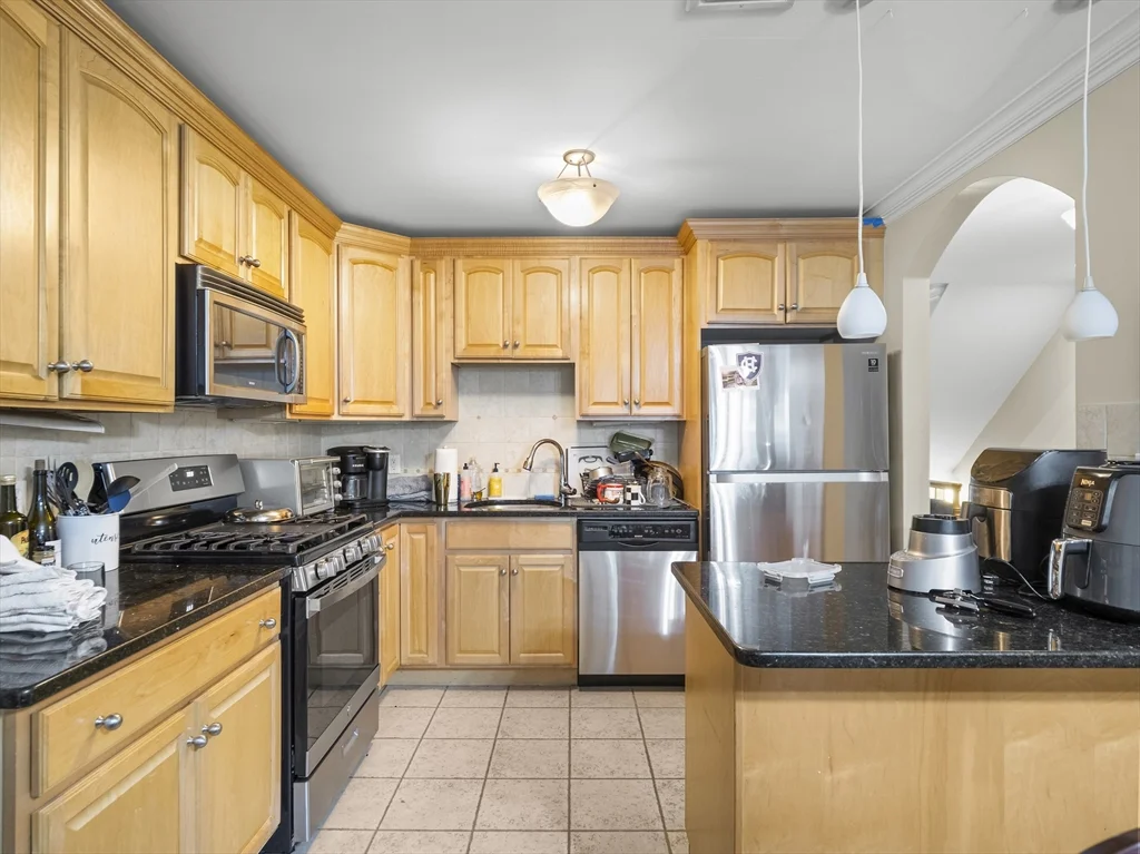 157 W 6th St, South Boston