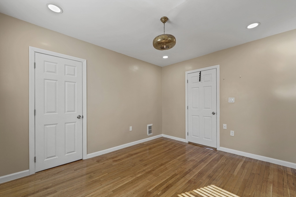 4 Champlain Rd, Salem