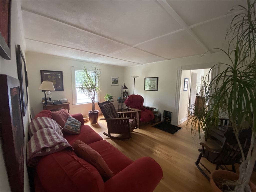 16 Stonecleve Rd, Wellesley