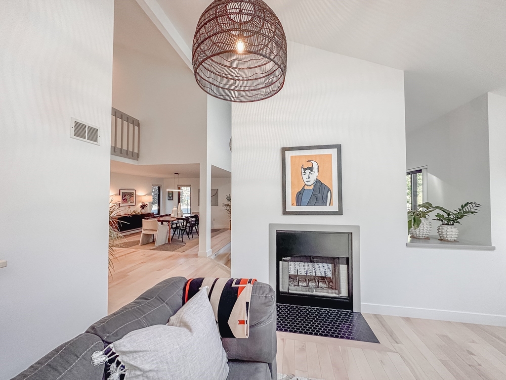 15 Thoreau Dr, Easton