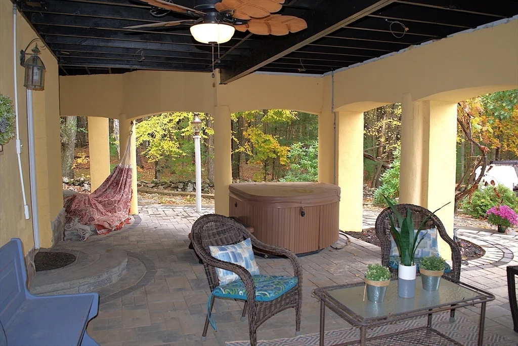 85 Burlingame, Charlton