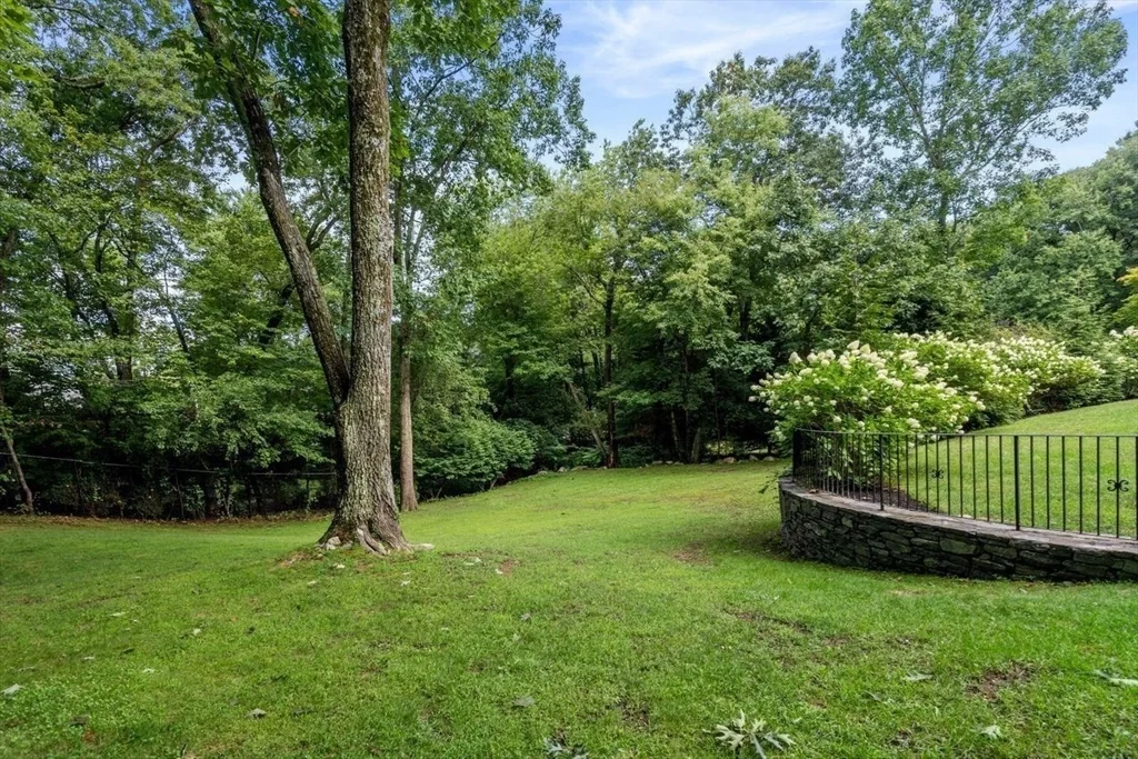 11 Nantucket Rd, Wellesley