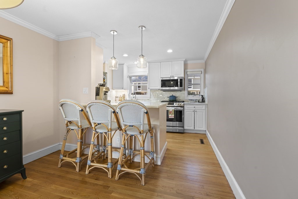 11 Oak St, Wellesley