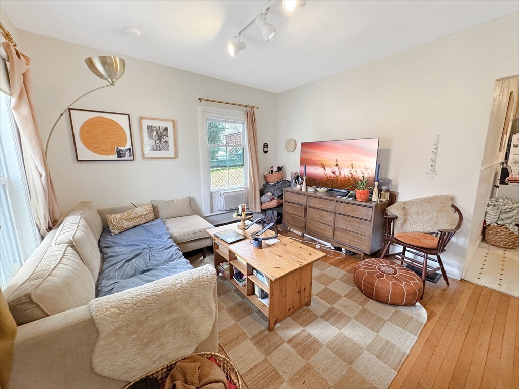 7 Albion Ter, Magoun Square