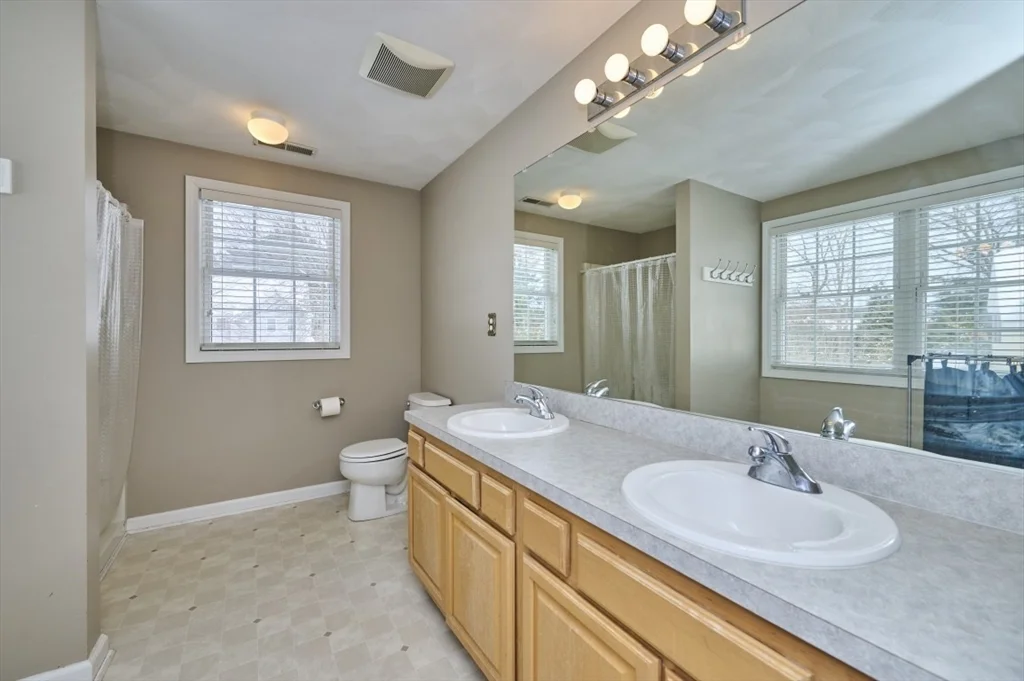 27 Cranberry Ln, Burlington